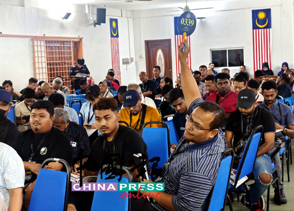 雪州陆路交通局举行2025年第3场二手交通工具拍卖会，吸引众多民众出席，前来“挖宝”。