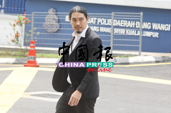 黄明志代表律师郑清丰在警方办理延扣手续后步离警局，被记者追问。