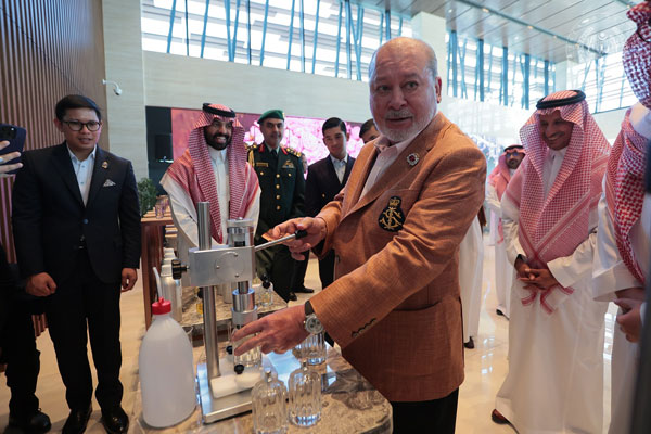 参观沙地军事工业公司 元首也访著名香水总部