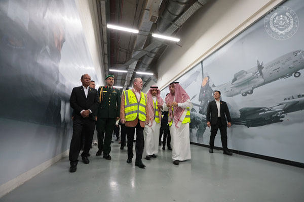 参观沙地军事工业公司 元首也访著名香水总部