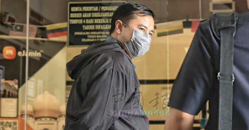 猥亵男学生 中学男教师被控