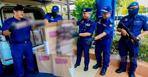 停泊路旁难逃法眼 驾Vellfire载30万私烟