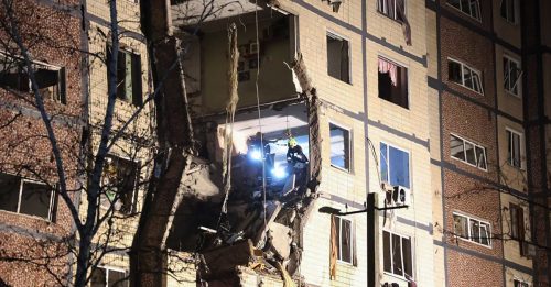 俄乌开战｜乌多地住宅能源被炸6死 东部城市被包围近沦陷