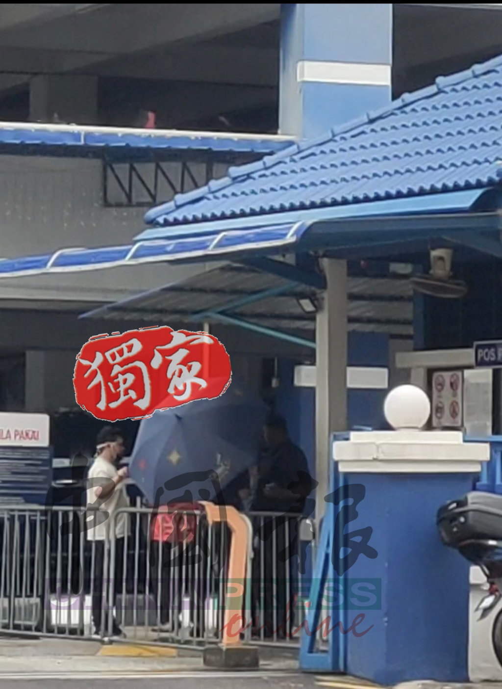 谢侑芯的家属代表在保镖及律师陪同下,抵达金马警局,呈交关键物品。