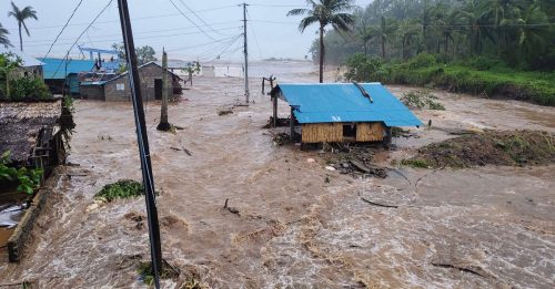 台风凤凰袭菲 2死百万人撤离 教宗为民众祈祷