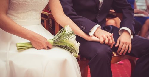 专家：爱在社媒炫富 年轻人负债办奢华婚礼