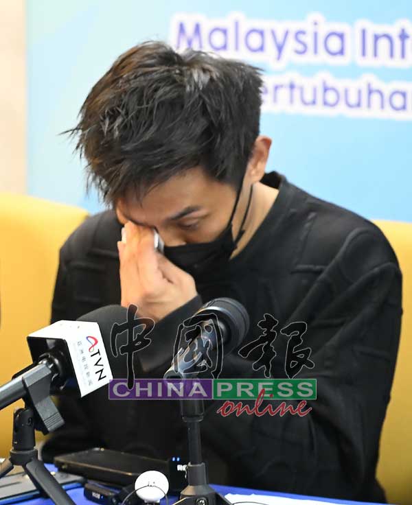 黄氏在讲述被迫裸照与视频经过时，悲从中来流泪。