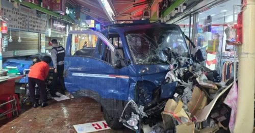 韩国京畿道卡车撞入市集 暴冲100公尺2死20伤