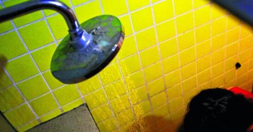 偷拍洗澡被发现 医生向女郎认错