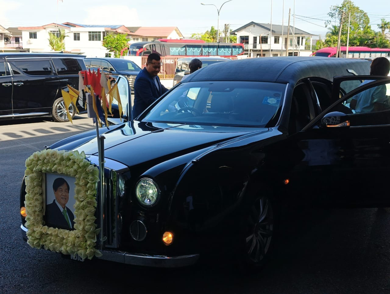 灵车抵达新福源堂。