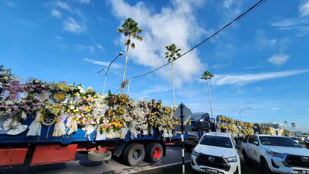 各界人士送上约500个花圈。