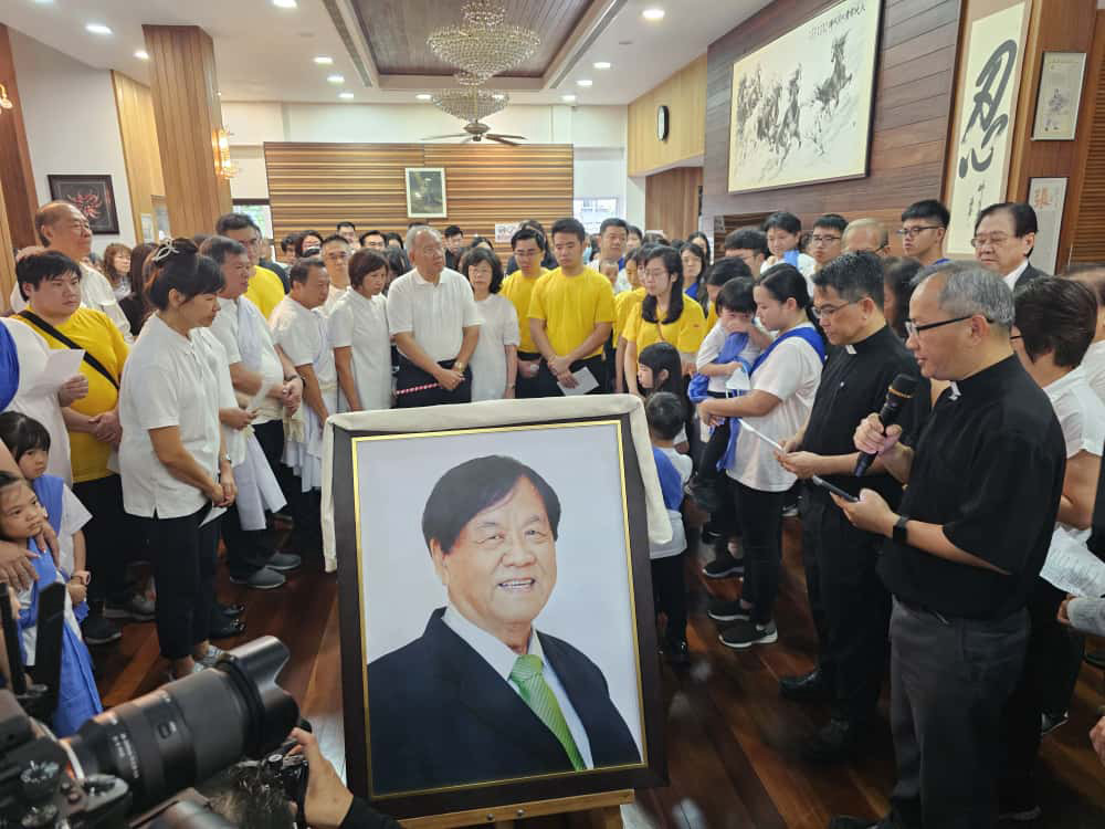 亲友们在牧师带领下，瞻仰张晓卿遗容并祷告。