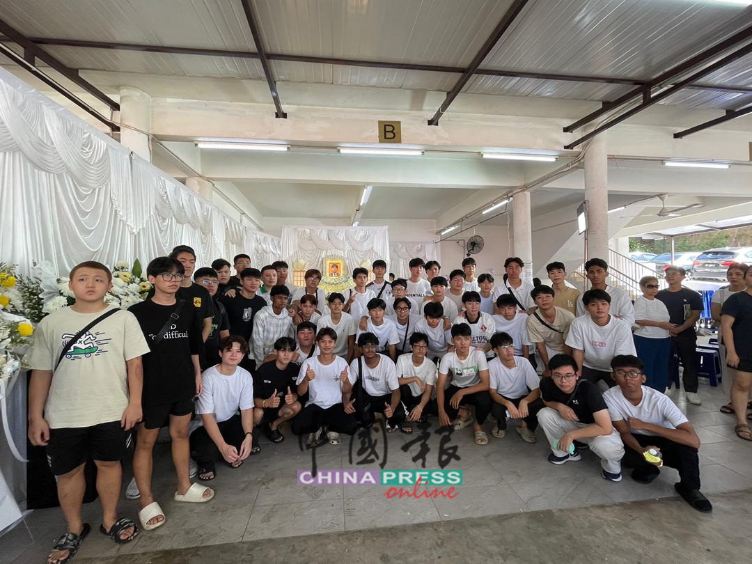 SPM考生车祸身亡案｜“Latte来送你了” 爱犬灵堂送别主人