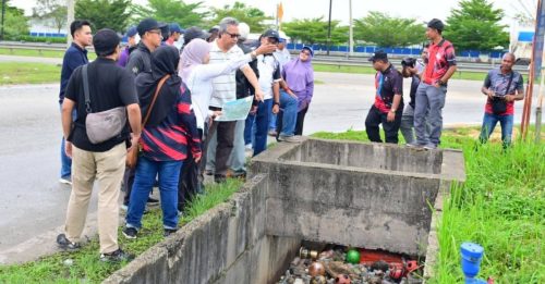 居民代表投诉逢雨成灾 彭州秘书率团实地考察