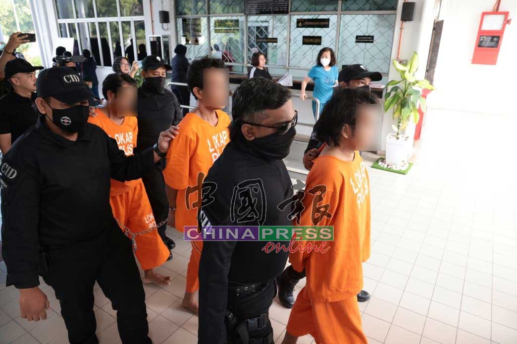 警方派出大批警力押嫌犯上庭。