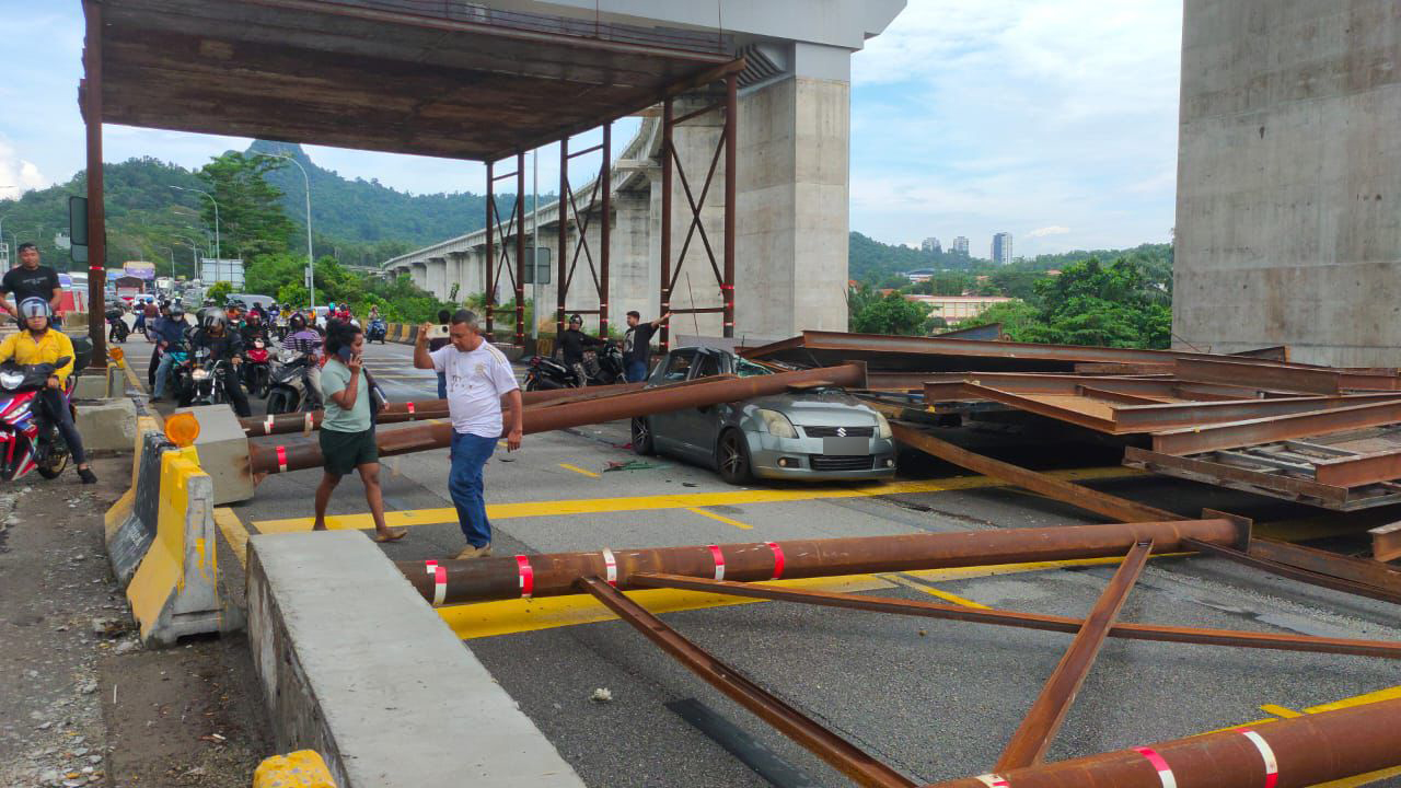 钢架倒塌瞬间视频曝光