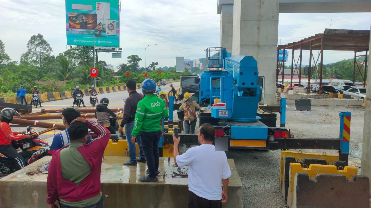 钢架倒塌瞬间视频曝光