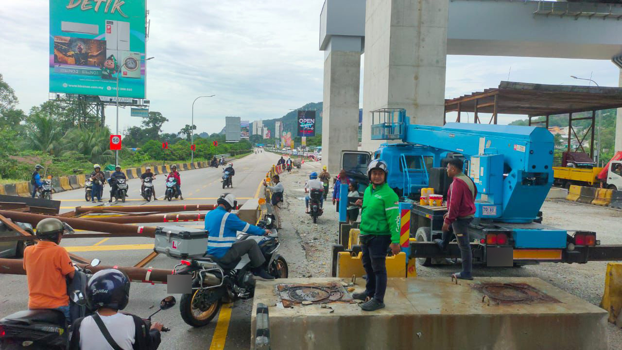 钢架倒塌瞬间视频曝光