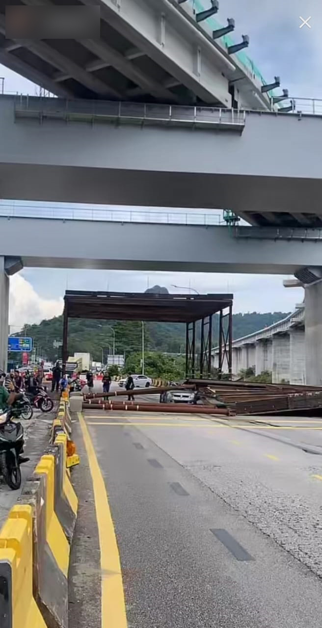 惊！钢架倒下 压扁车顶 女司机奇迹没受伤