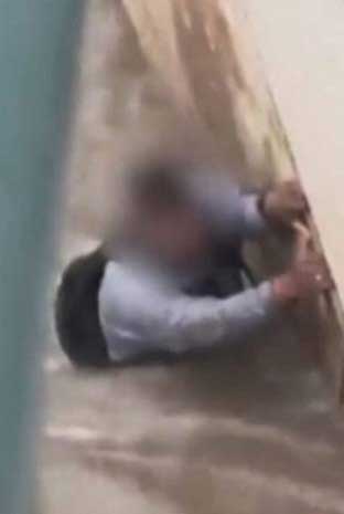 网传照片显示，当时印裔男子曾用力抓着墙沿，惟最终不幸被急流冲走。