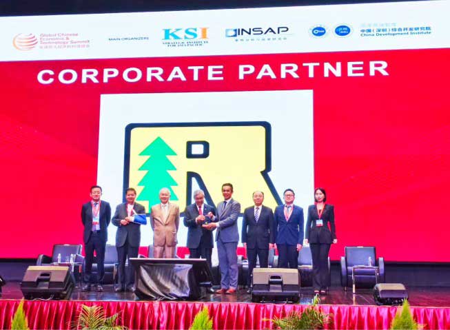 世华媒体高级集团总经理（媒体方案策划）李成章（右4起）代表常青集团，从阿末扎希手中接过赞助商纪念品；右3为欧阳玉靖；左3为魏家祥。