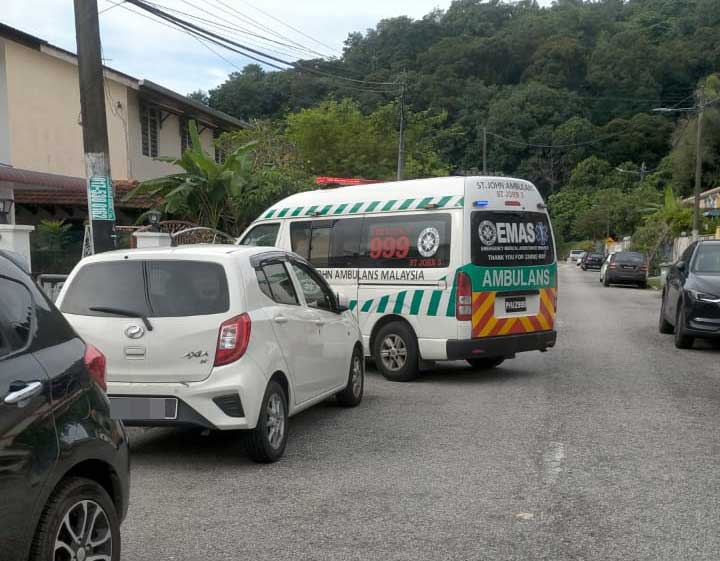 根据新港社区救护车队队员的手机拍摄记录，圣约翰救护车于周三早上9时03分抵达现场。