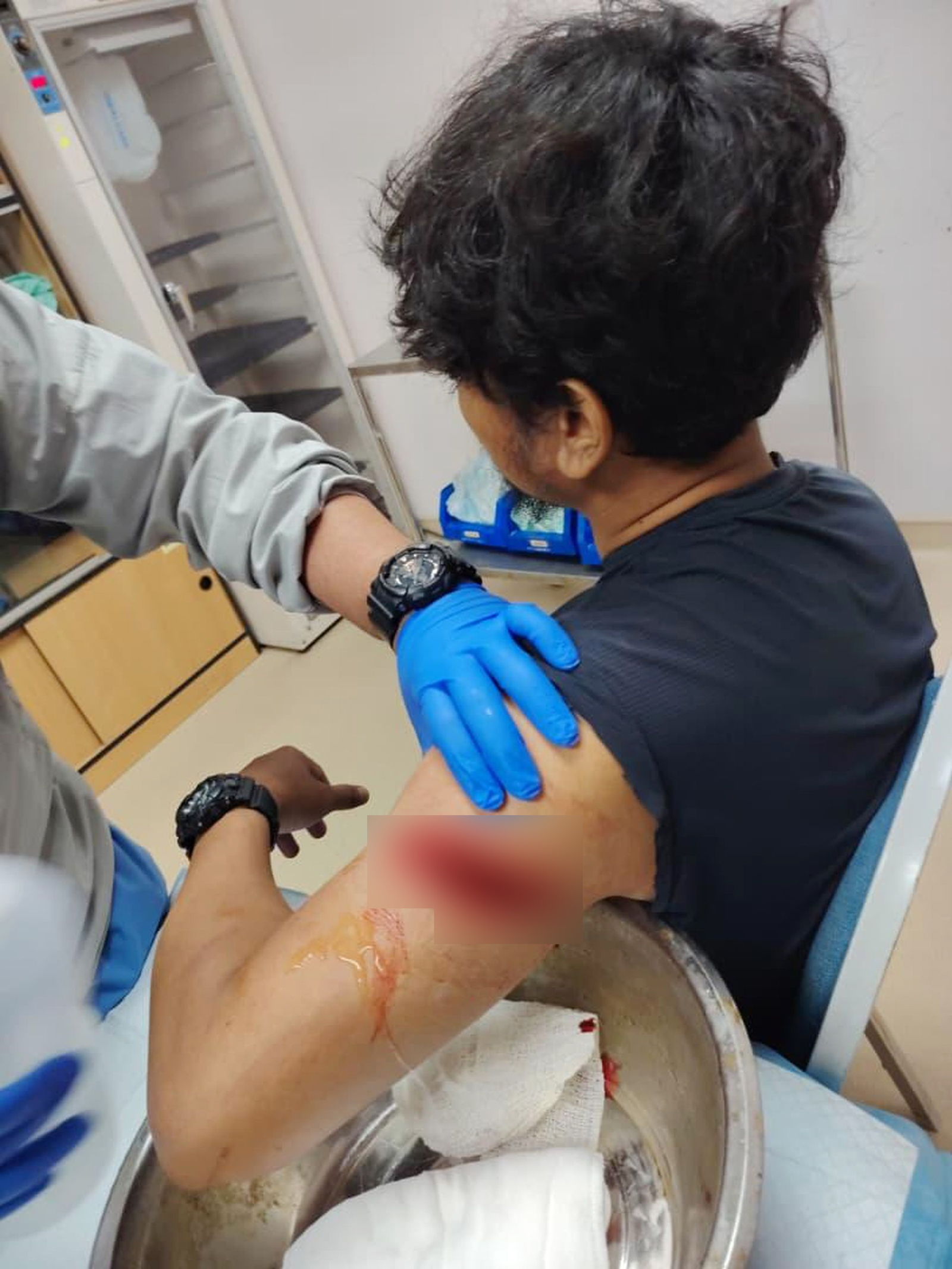 警员截查疑犯时左手臂遭砍了一刀。（图警方提供）