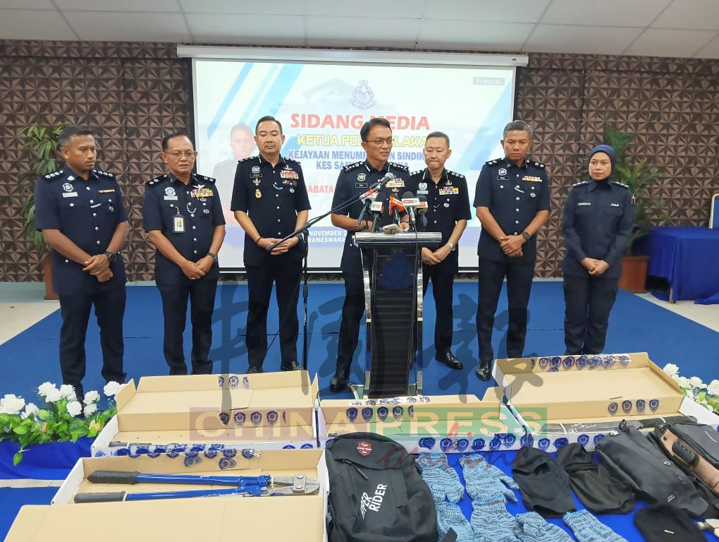 祖凯里(中)公布警方歼灭匪徒的行动。左2起阿尔萨、朱基菲里。右3为刘健雄。