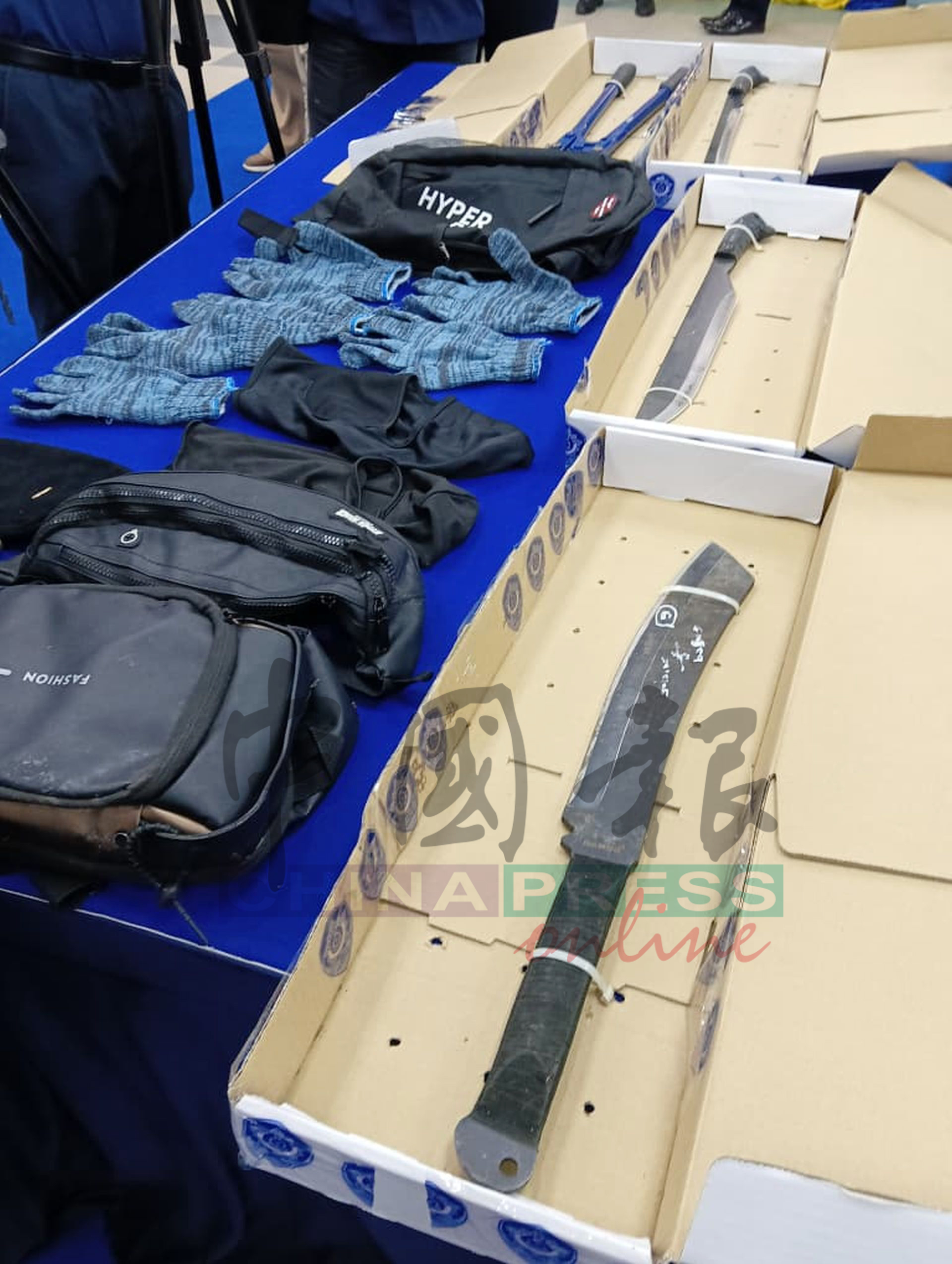 警方查获的巴冷刀和入屋偷窃工具。