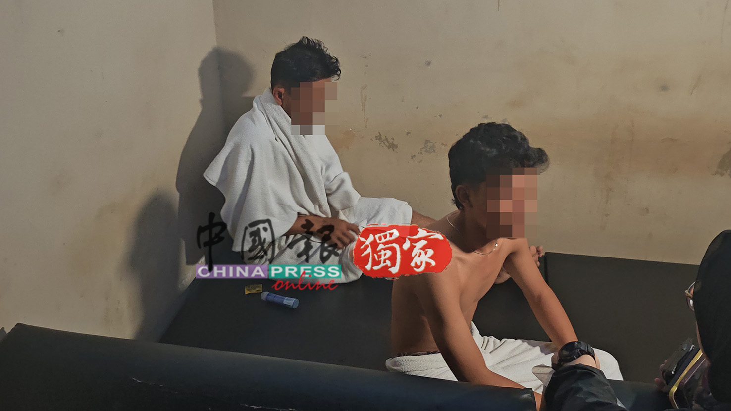 2名男子在观影室角落互摸遭揭发后，被警方勒令模拟重演案发过程。