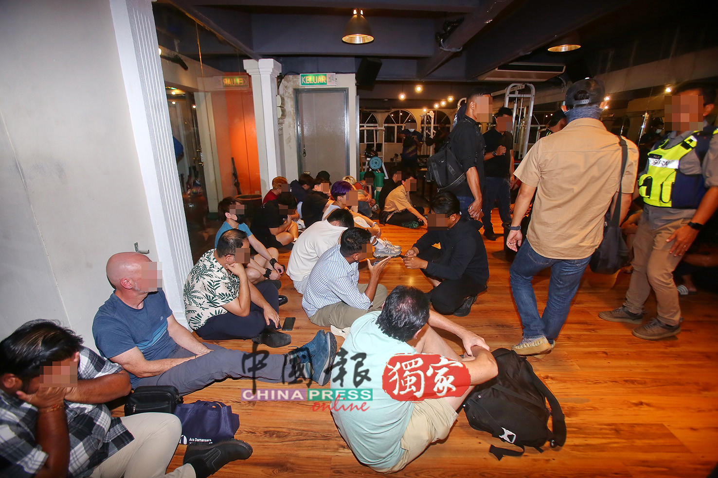 警方在娱乐中心，逮捕201名涉嫌进行不道德行为的本地和外籍男子。