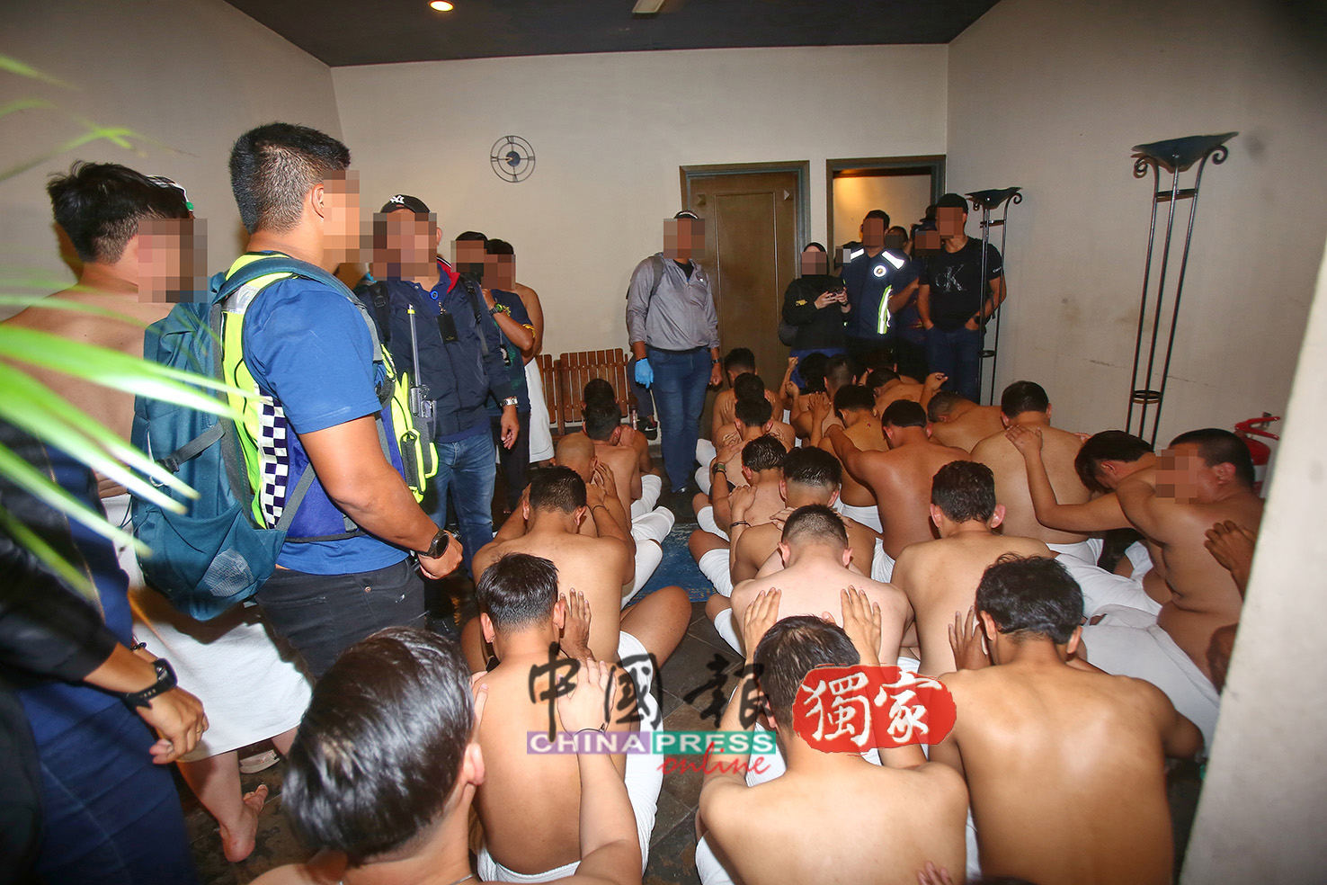 到场消费的男子皆打赤膊，全身只裹着一件毛巾。