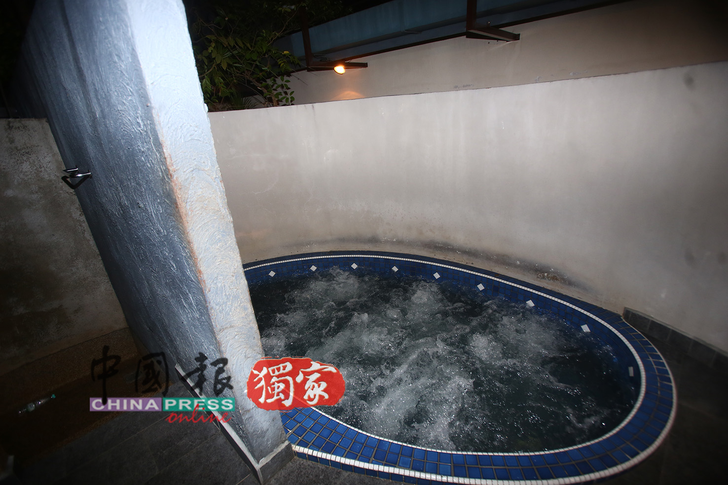 娱乐中心设施齐全，配有露天泳池、桑拿房和淋浴区。