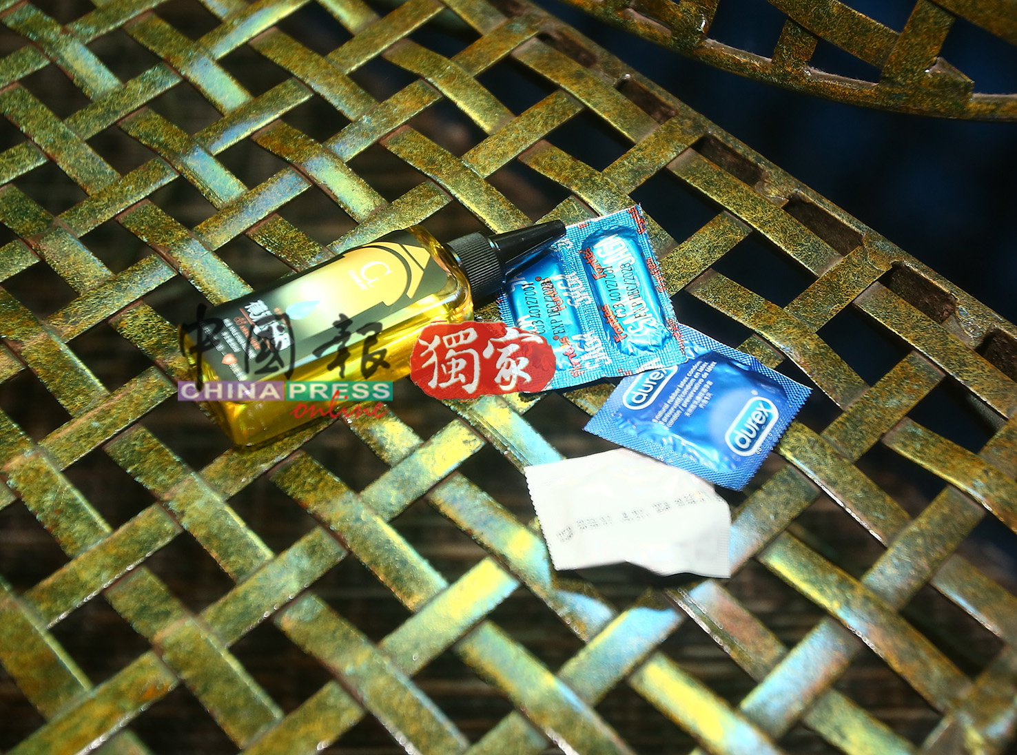 娱乐中心“战况激烈”，地上遗留大量保险套、润滑液和情趣用品等。