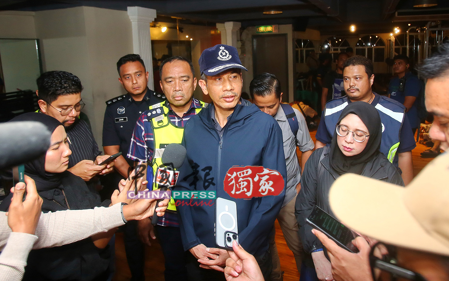 莫哈末阿扎尼（中）指出，相信有关活动中心已活跃超过10个月；左1为沙扎里。