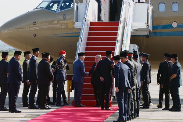 SUBANG, 3 Nov -- Yang di-Pertuan Agong Sultan Ibrahim berangkat ke Arab Saudi pagi ini untuk Lawatan Negara bermula hari ini hingga 6 Nov dalam kesinambungan usaha memperkukuh hubungan dua hala Malaysia dengan pelbagai negara luar demi kepentingan dan manfaat rakyat serta negara.

Seri Paduka Baginda dijadual meneruskan Lawatan Negara ke Bahrain pada 6 Nov.

Pesawat khas yang membawa Seri Paduka Baginda berlepas dari Pangkalan Udara Tentera Udara Diraja Malaysia di sini pada 9 pagi.

--fotoBERNAMA (2025) HAK CIPTA TERPELIHARA


SUBANG, Nov 3 -- His Majesty Sultan Ibrahim, King of Malaysia, left for Saudi Arabia this morning for a state visit from today until Nov 6 as part of ongoing efforts to strengthen Malaysia's bilateral relations with various other countries for the interest and benefit of the people and the nation.

On Nov 6, His Majesty is scheduled to leave for Bahrain, also for a state visit.

The special plane carrying His Majesty departed from the Royal Malaysian Air Force (TUDM) base here at 9 am.

--fotoBERNAMA (2025) COPYRIGHT RESERVED