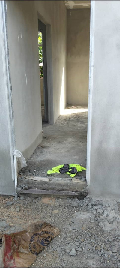 在发现弃婴的地点，地面上还放了一块绿布。

