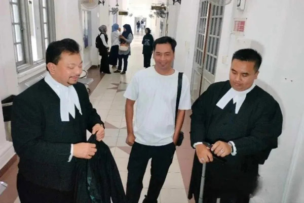 被告罗斯马尼(中)在律师的陪同下,现身新山高庭聆讯。(取自《阳光日报》)