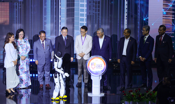 阿末扎希(左6)与嘉宾对大会安排的机械人感兴趣,左2起为阿兹琳达、慕斯达法、高金洪、谢富年和赞比里。