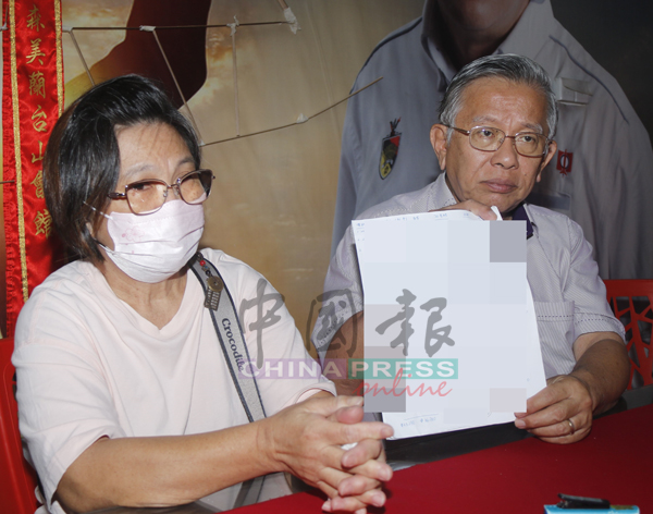 陈女士(左)及周世扬展示黄文辉回家求助父母代为偿还近9万令吉贷款时,列下在外欠下的债务。