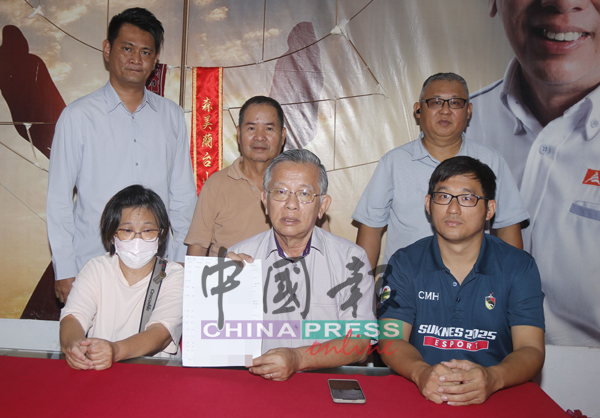 陈女士(坐者左起)寻求周世扬协助,在记者会宣布与儿子黄文辉脱离关系,坐者右为芙蓉市议员黄健玮。