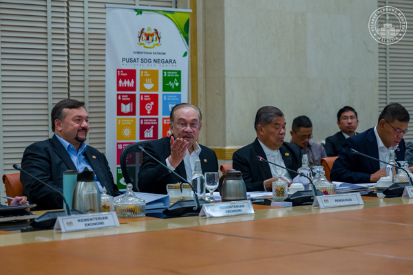 阿米尔韩查(左起)、安华、莫哈末沙布及赛夫丁出席2025年国家可持续发展目标理事会会议。