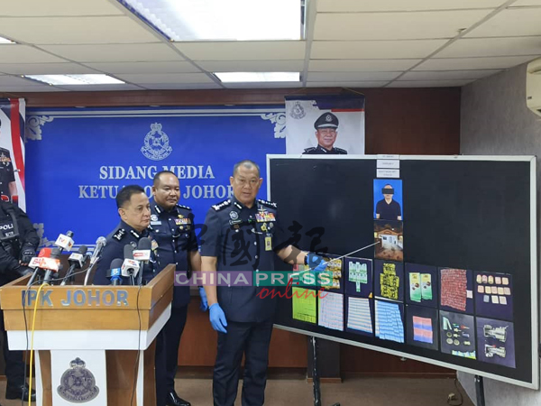 拉哈曼(左3)指贩毒集团租赁双围篱社区的双层排屋单位,充作毒品仓库。