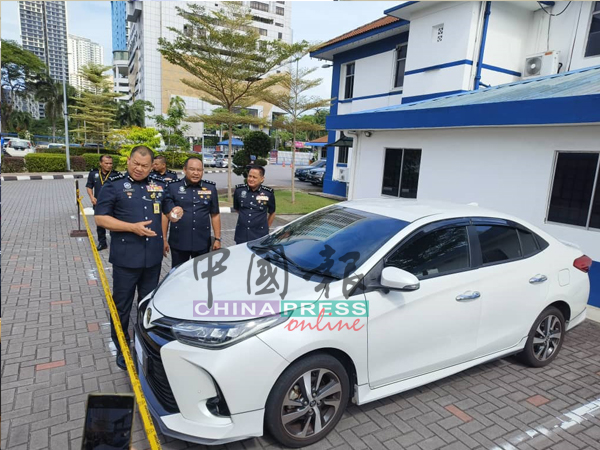 拉哈曼(左)向媒体展示所充公的轿车。