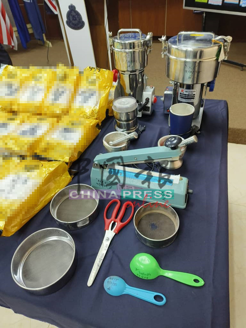 警方在毒品仓库起获毒品加工工具。
