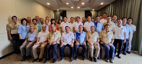 威特伦巴汉达(前排中)及党高层与山打根华社及社团代表交流。