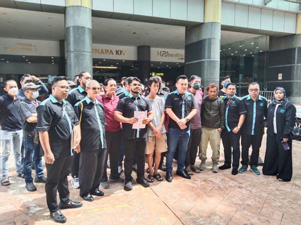 希山慕丁(前排左3)率领一批投资者到武吉阿曼商业罪案调查局总部,呈交投诉信函,促警方调查。