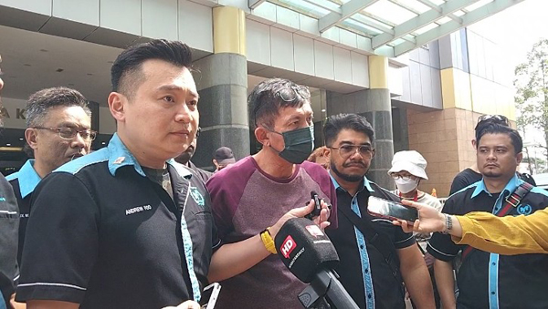 林先生(右2)说,促请有关单位采取行动,对付涉案人士;左为胡杰良。