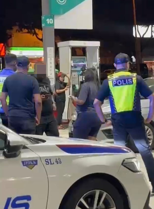 油站深夜发生枪案，警方迅速赶到场展开行动。

