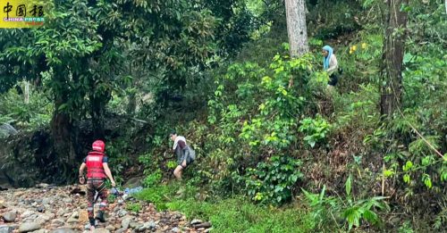 3人遇暴雨受困河边 消拯员紧急救援